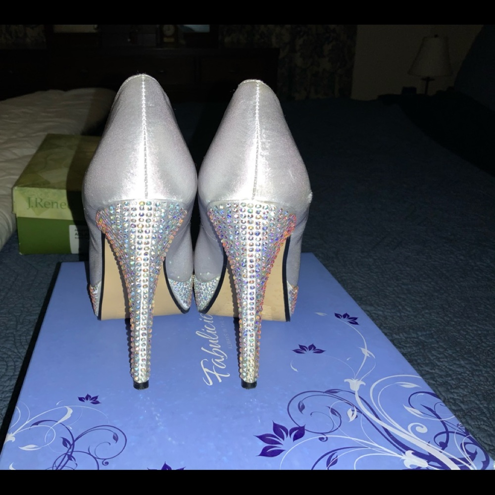Sexy Silver Satin 5” Heels Size 5.
